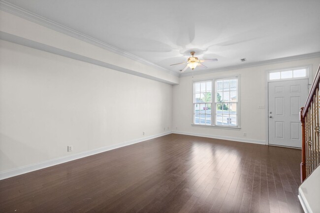 Building Photo - Pet Friendly Condo Downtown!