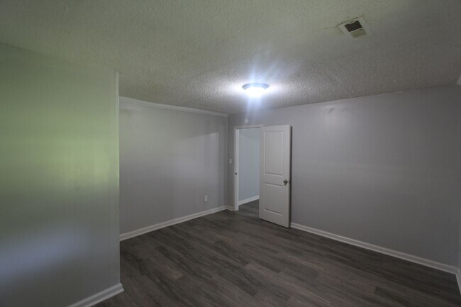 Building Photo - New On The Market!  Fresh Updates!!