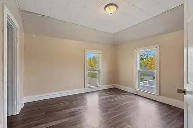 Building Photo - 4 Bedroom 1 Bath