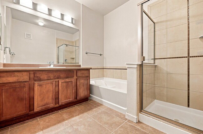 Building Photo - $2,195.95 - 2 bed, 2 bath Spacious Condo in Broomfield with AC and In Unit Laundry!
