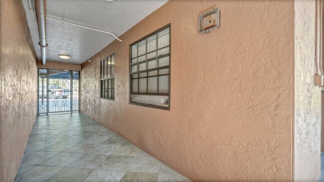 Building Photo - Fantastic 1br/1bath Condo in Gulfport/Unfu...