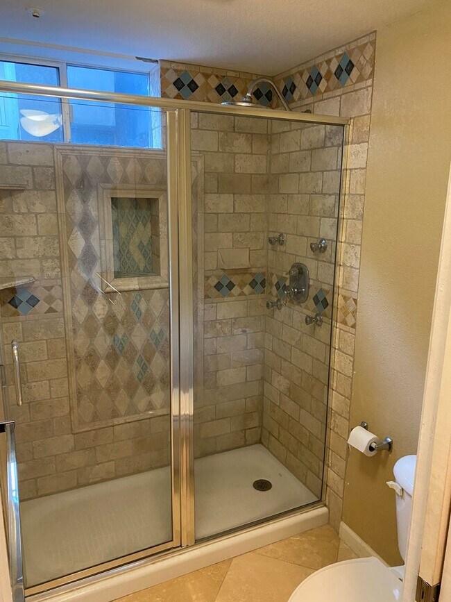 Building Photo - Dual Master 2 Bed 2.5 Bath - Walk-up townhouse at Atria!