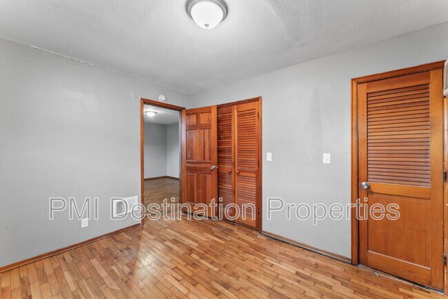 Building Photo - 533 Brown Ave
