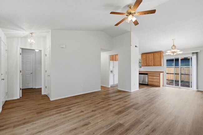 Building Photo - 313 S Nectarine St