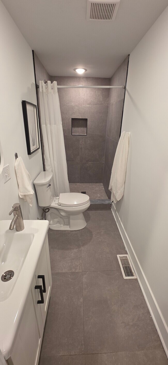 Building Photo - 532 N Belnord Ave