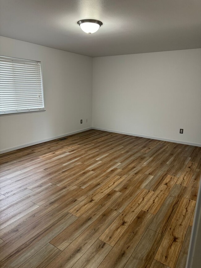 Building Photo - Beautifully updated 3 bed/2 bath townhome