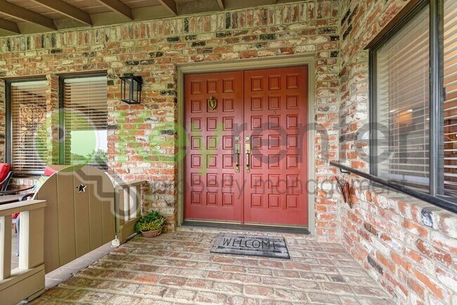 Building Photo - 9635 Oak Leaf Way