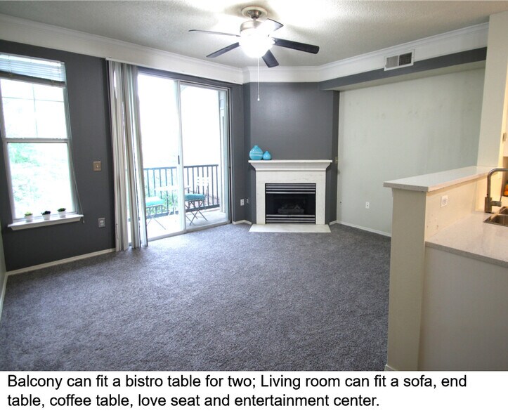 Living room with balcony - 1942 Oxford Ln