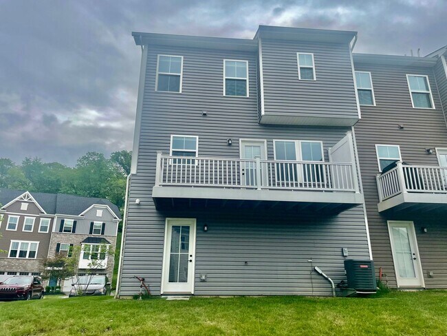 Building Photo - Pittsburgh - 3 Bedroom 2.5 Bathroom - Town...