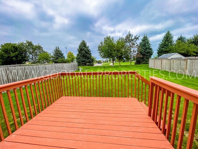 Building Photo - 3 Bedroom, 2.5 Bathroom in West Des Moines