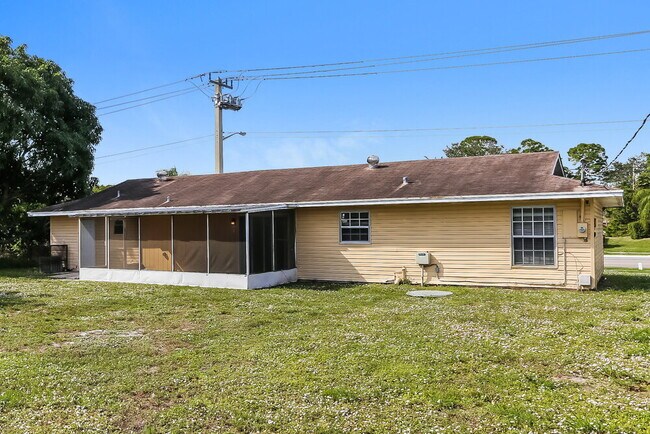 Building Photo - 1983 SE Floresta Dr