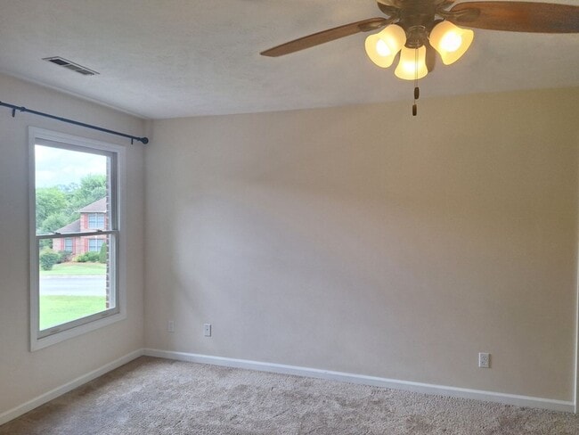 Building Photo - 4bd/3 bath located in desirable neighbor in Fox Den Subdivision in West Knoxville