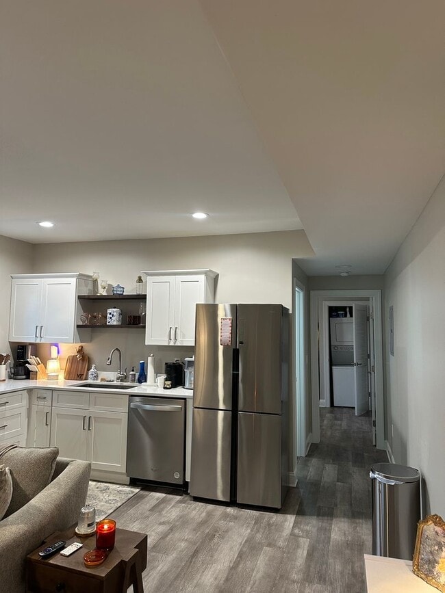 Building Photo - Newly Renovated 1-Bedroom Apartment on Elm...