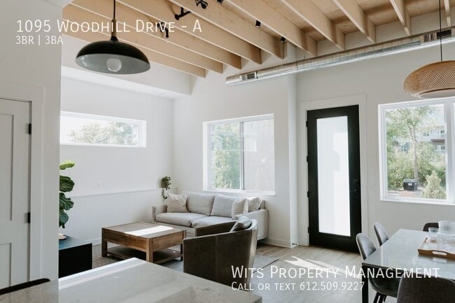 Building Photo - 1095 Woodhill Dr