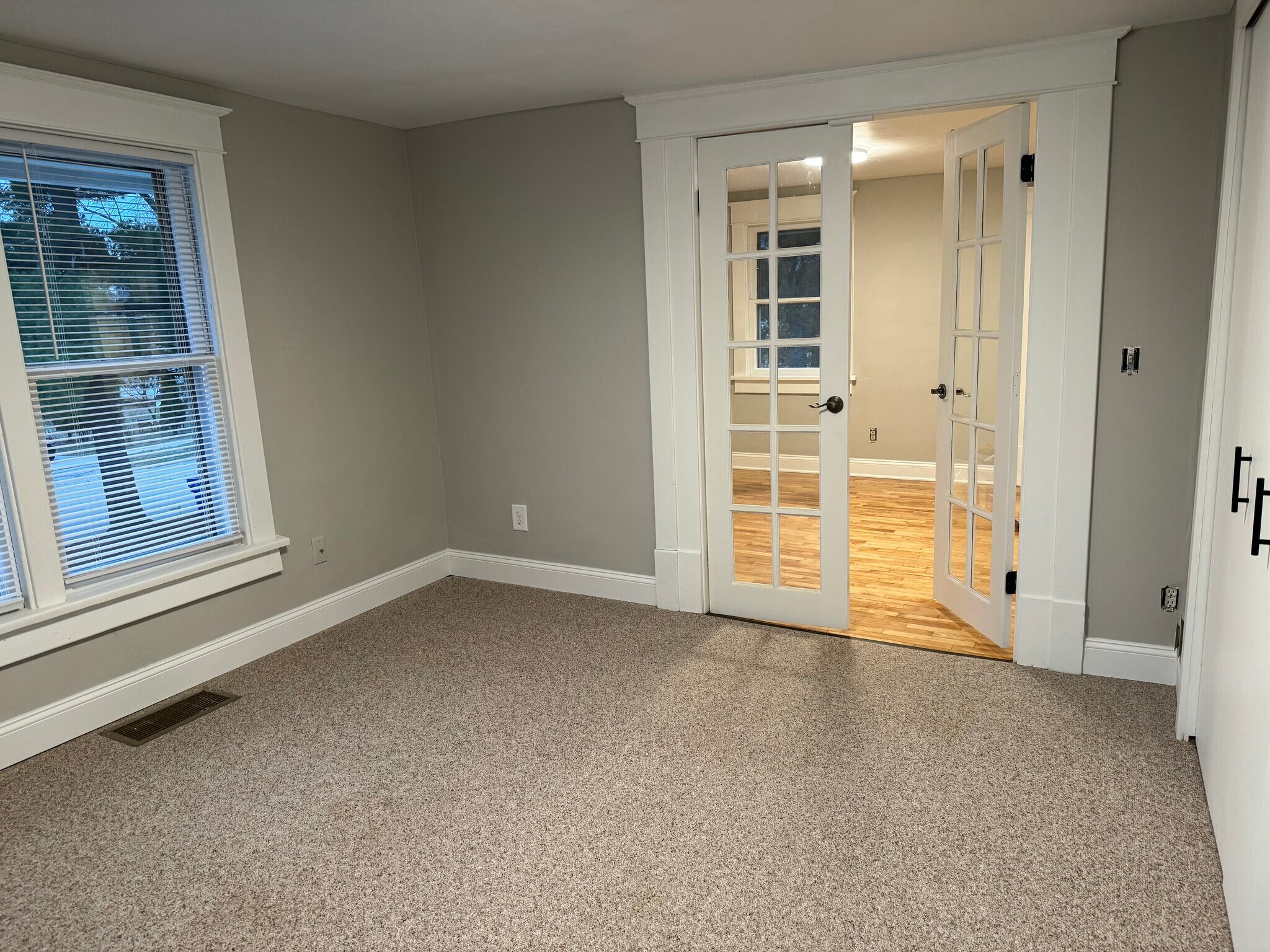 Bedroom - 1005 N State St
