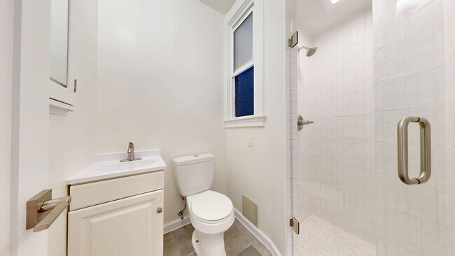 Building Photo - 1060 Bush St