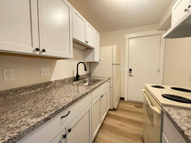 Building Photo - 251 Pine St