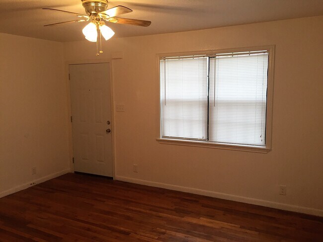 Building Photo - 406 N 2nd St