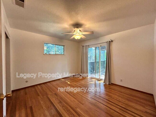 Building Photo - 209 Willow Ave