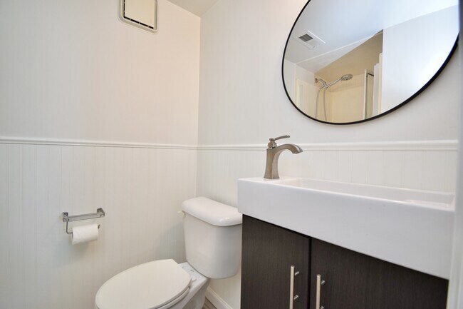 Building Photo - 647 Regent Rd