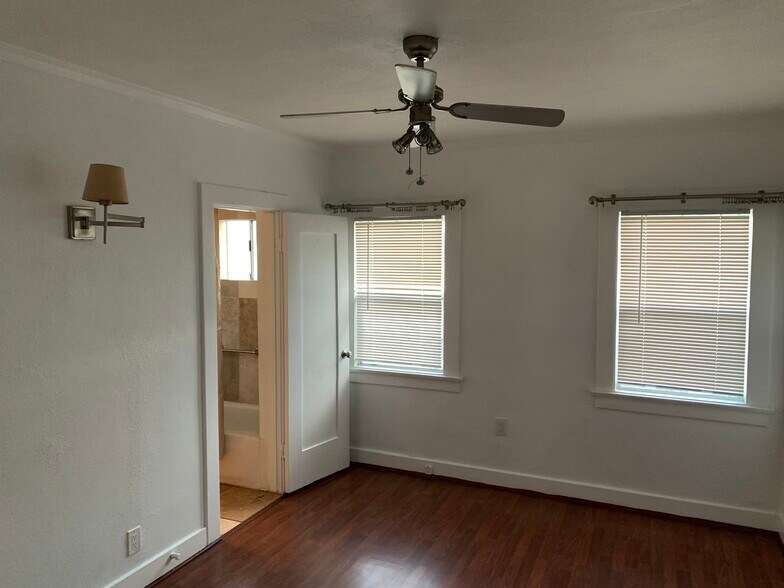 Building Photo - 909 W 1st St