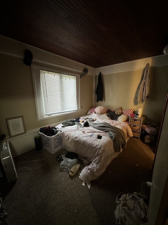 Building Photo - 4 Bed 2 Bath close to UWEC!