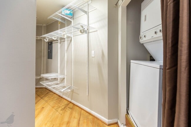 Building Photo - Spacious Two Bedroom Off 14th St. Corridor!