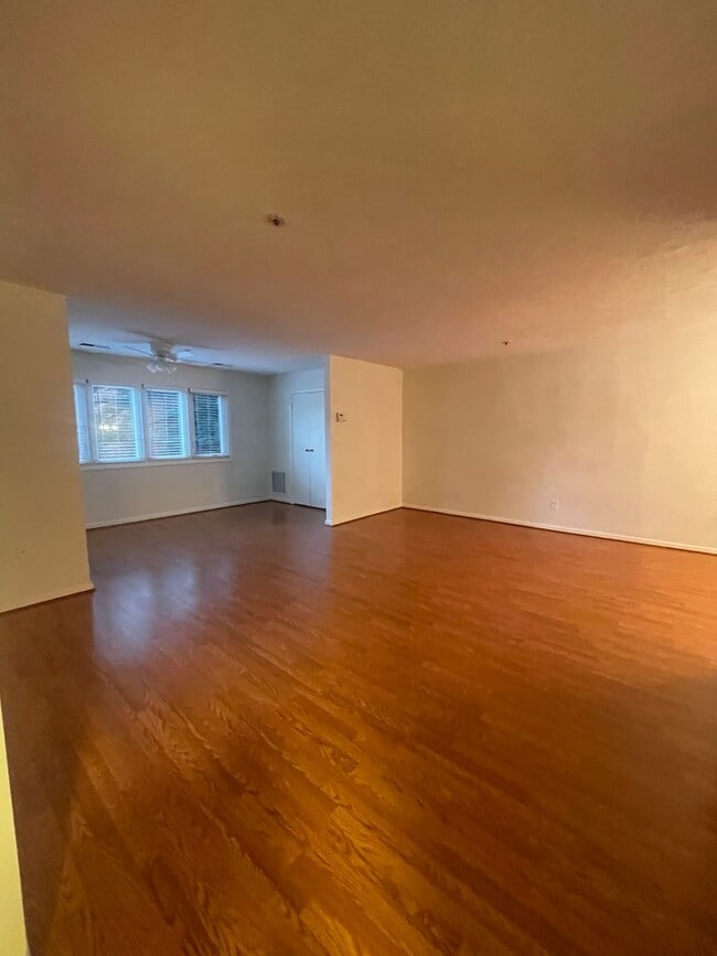 Building Photo - VERY SPACIOUS CONDO ON 3RD FLOOR WITH ELEV...