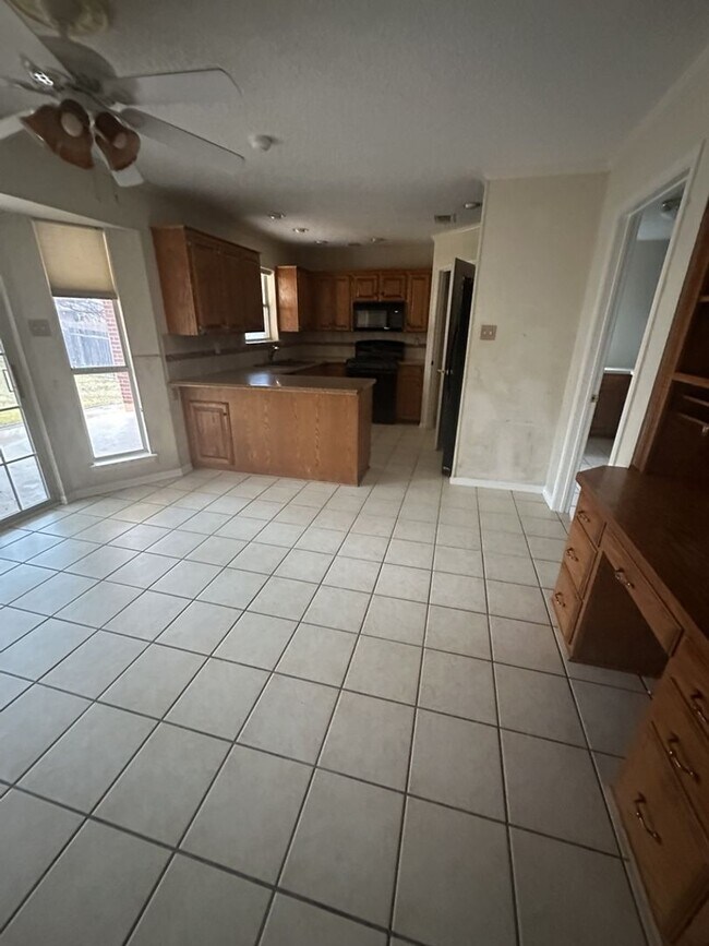 Building Photo - AVAILABLE NOW!!