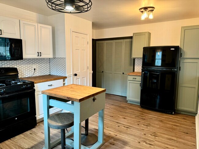 Full kitchen with black appliances and double pantry - 6111 Northlakes Dr