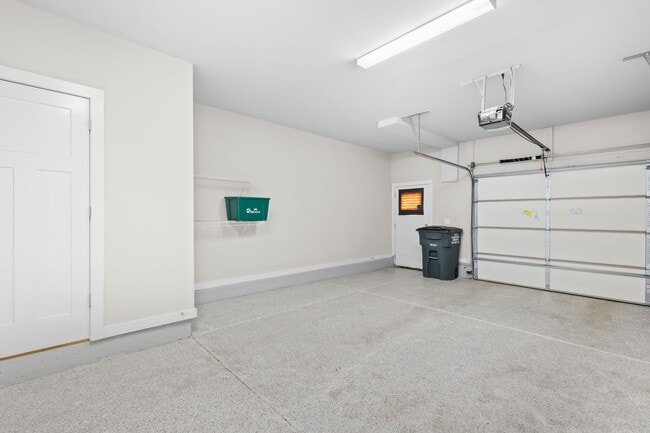 Building Photo - Beautiful Townhome in the Heart of Wesley Heights