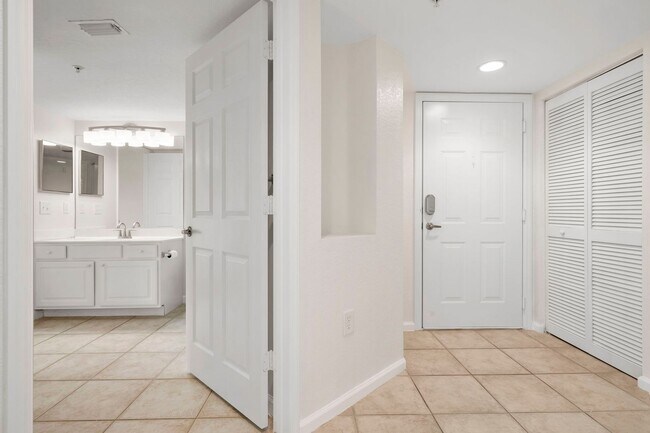 Building Photo - One Bedroom One Bathroom Condo Great Ameni...