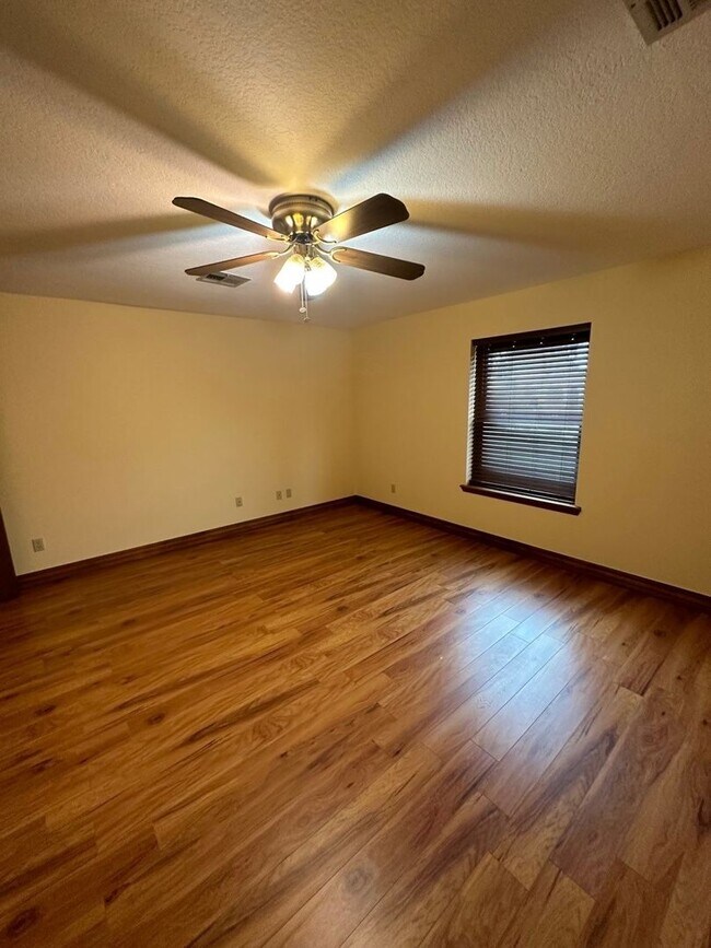 Building Photo - Beautiful 3 Bedroom, 3 Bathroom, Available...