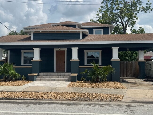 Building Photo - Large 4 bedroom West Tampa Bungalow