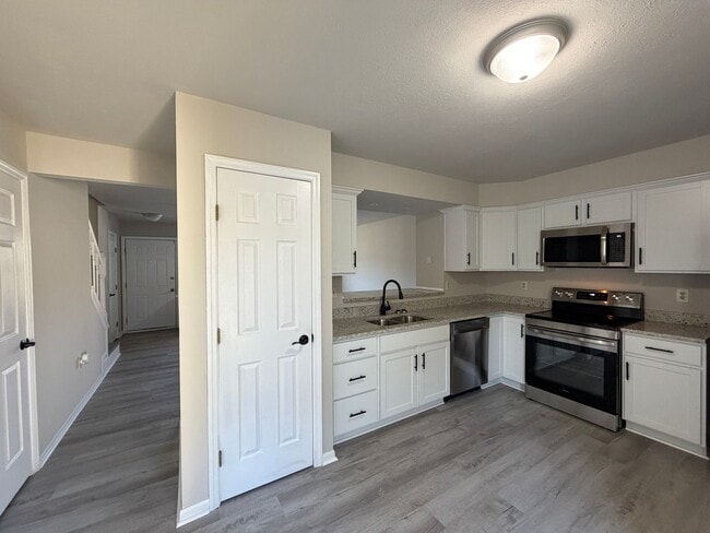 Building Photo - Great 2 bedroom fully renovated townhouse