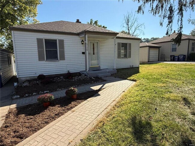 Building Photo - Discover this beautifully refreshed 2-bed, 2-bath gem in St. Ann!