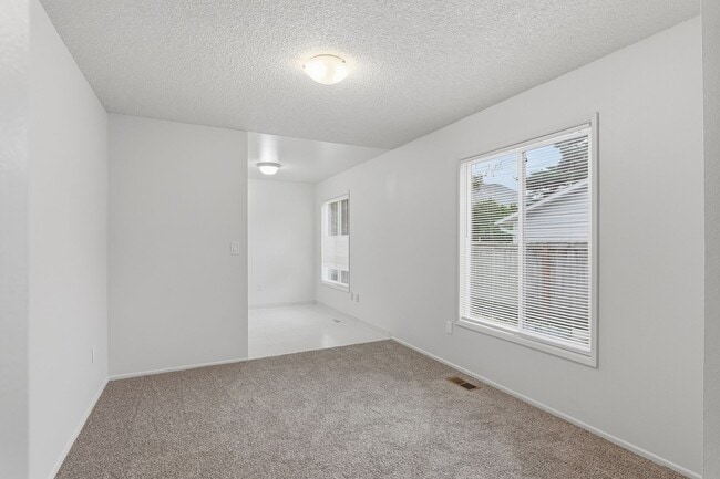 Building Photo - Freshly Updated 3-Bedroom Home with Fenced...