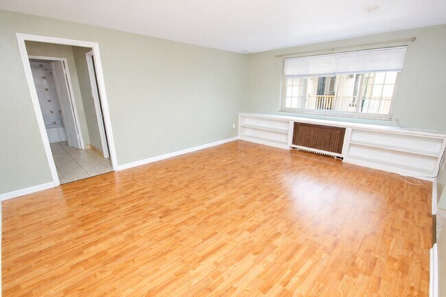 Interior Photo - MONTROSE MANOR APARTMENTS -- 023