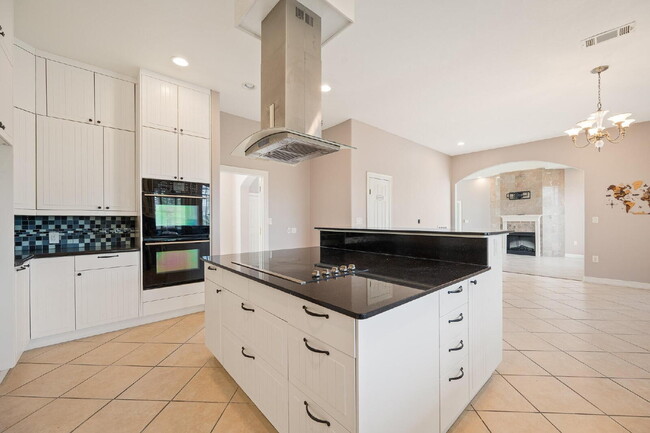 Building Photo - Large 4 Bed, 3.5 bath luxury home on 1 acr...