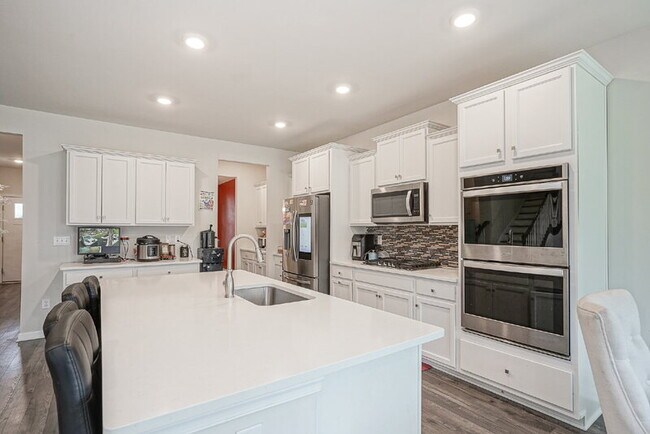 Building Photo - 32 Westmont Dr