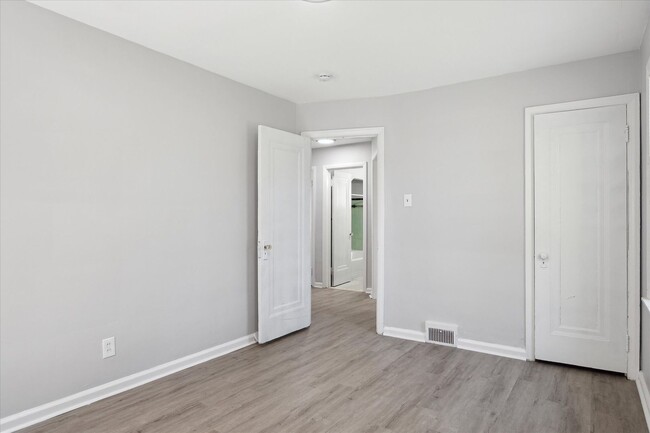 Building Photo - $1375 3 bedooms