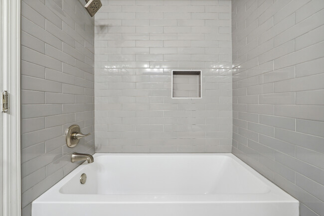 soaker tub - 2071 Defoors Ferry Rd NW