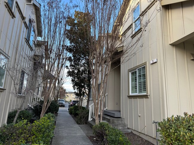 Building Photo - Charming 2 Bedroom 1.5 Bathroom Townhome w...