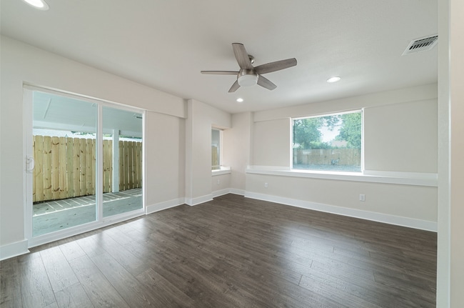 Building Photo - 1627 W Mariposa Dr