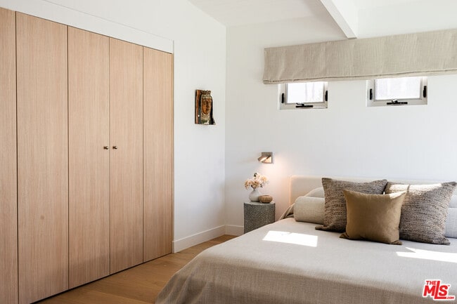 Building Photo - 922 E Anza Dr