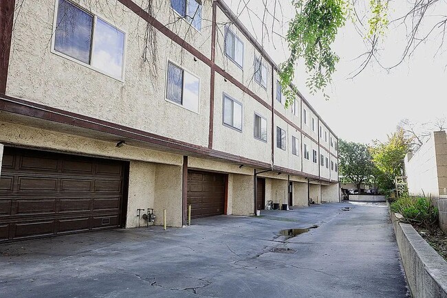Building Photo - 107 S Muscatel Ave