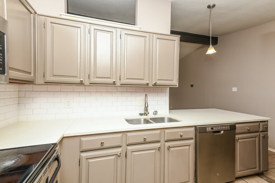 Building Photo - 7320 Ridge Rd W