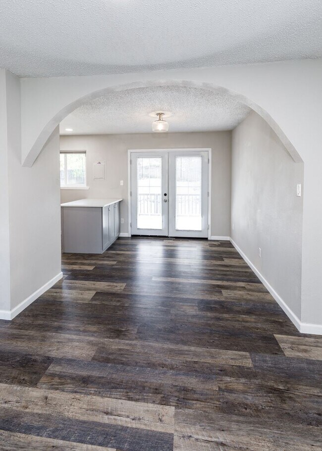 Building Photo - Charming 3 Bed Home Centrally located, Lar...