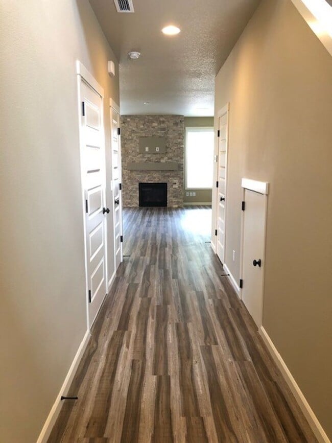 Building Photo - Like New Townhouse