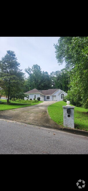 Building Photo - 2885 Summit Dr